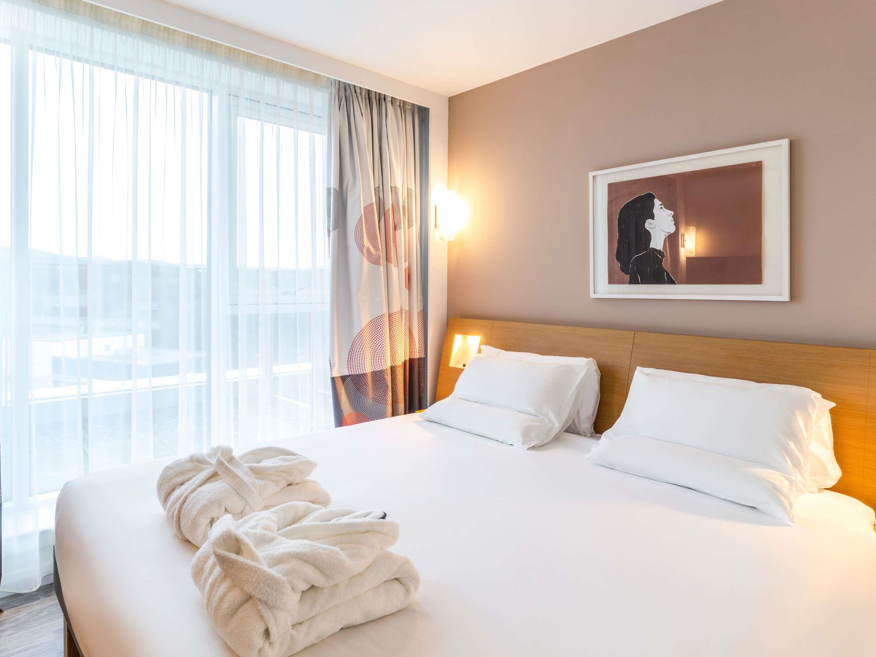 EXECUTIVE, QUEEN BED