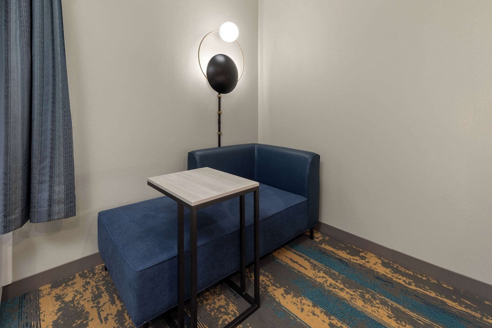 La Quinta Inn & Suites by Wyndham DeSoto 30/44