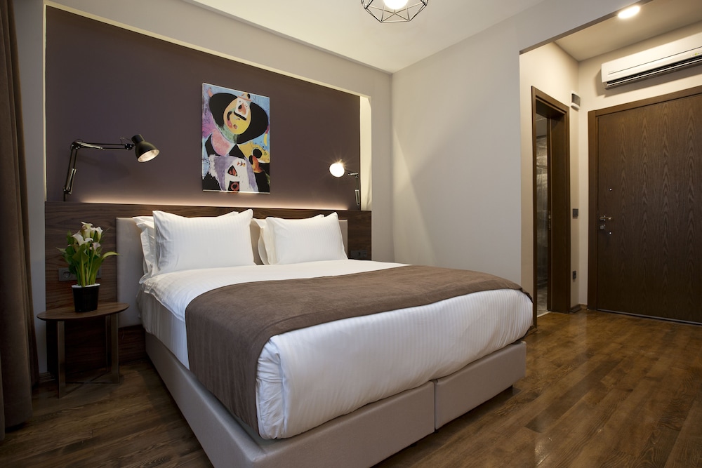 Snog Rooms & Suites 12/23