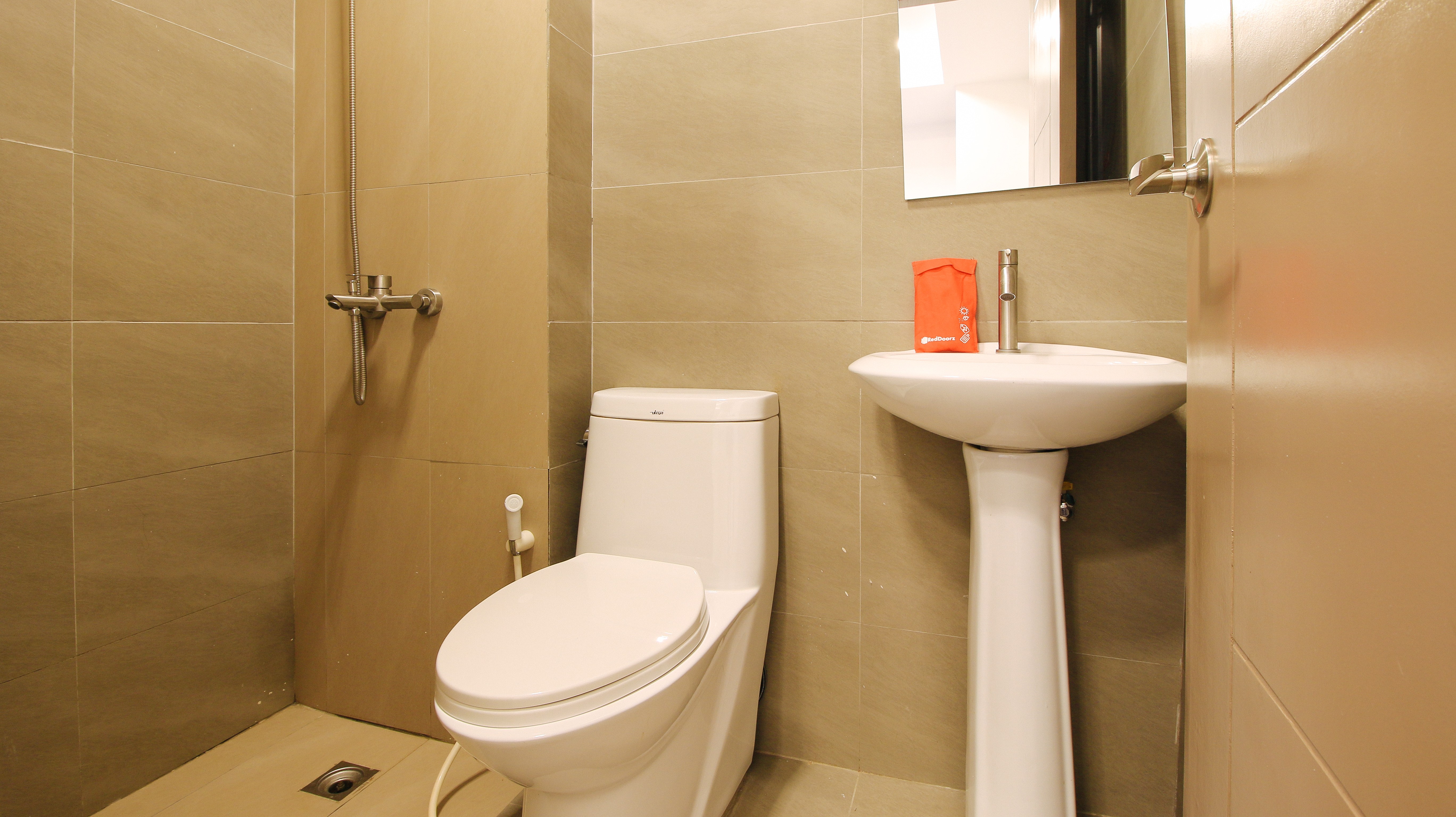 Standard, Double Bed, RedDoorz Plus @ San Marcelino Malate 4/6