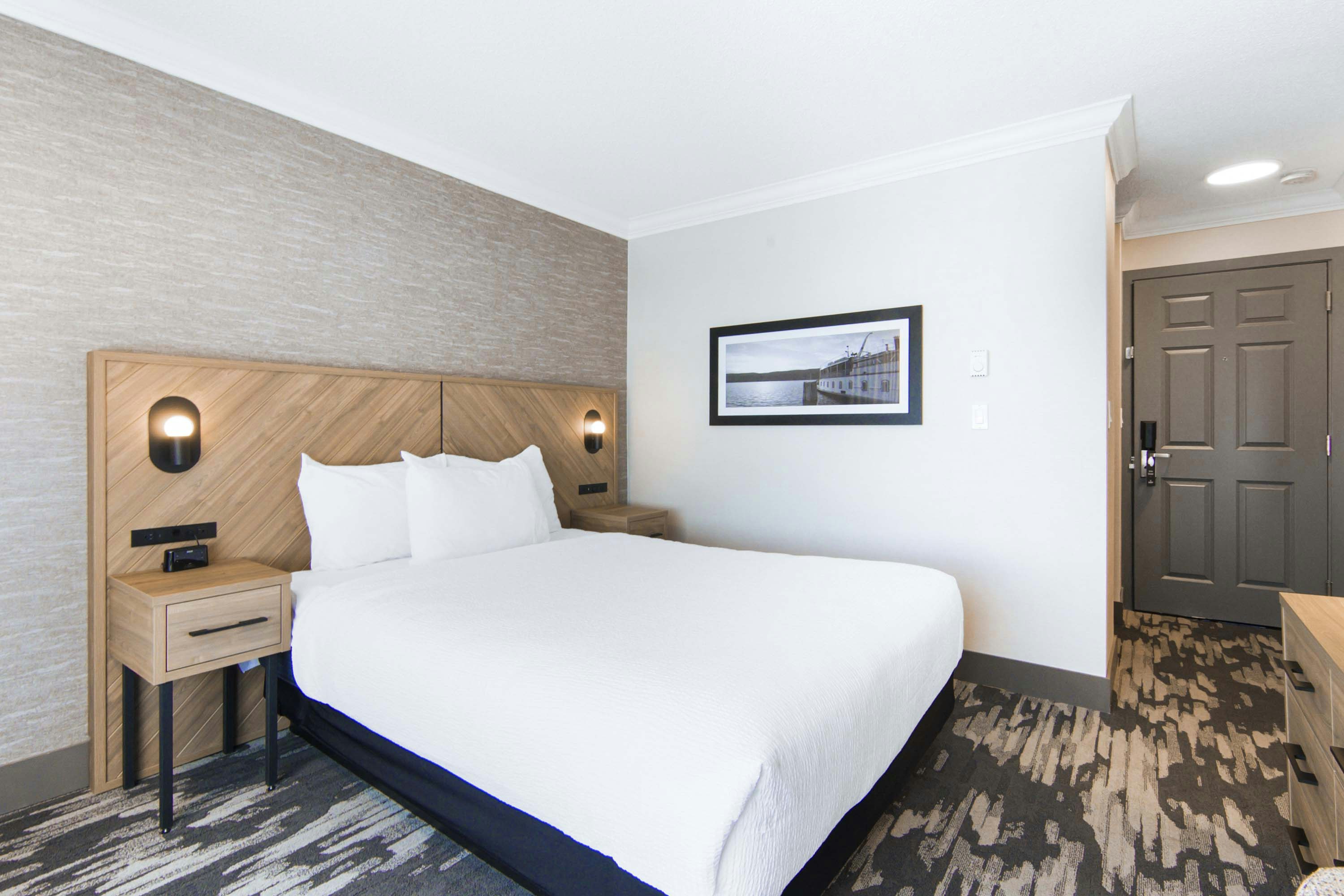 Standard, Queen Bed, Atrium Building، Sandman Hotel Kelowna 2/4