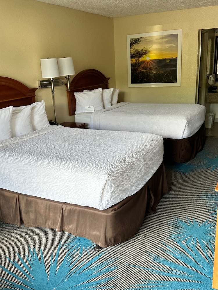 غرفة بسريرين مزدوجين، Days Inn by Wyndham Asheville West 3/8