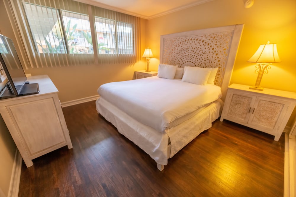 SUITE, KING BED, SOFA, COURTYARD AREA