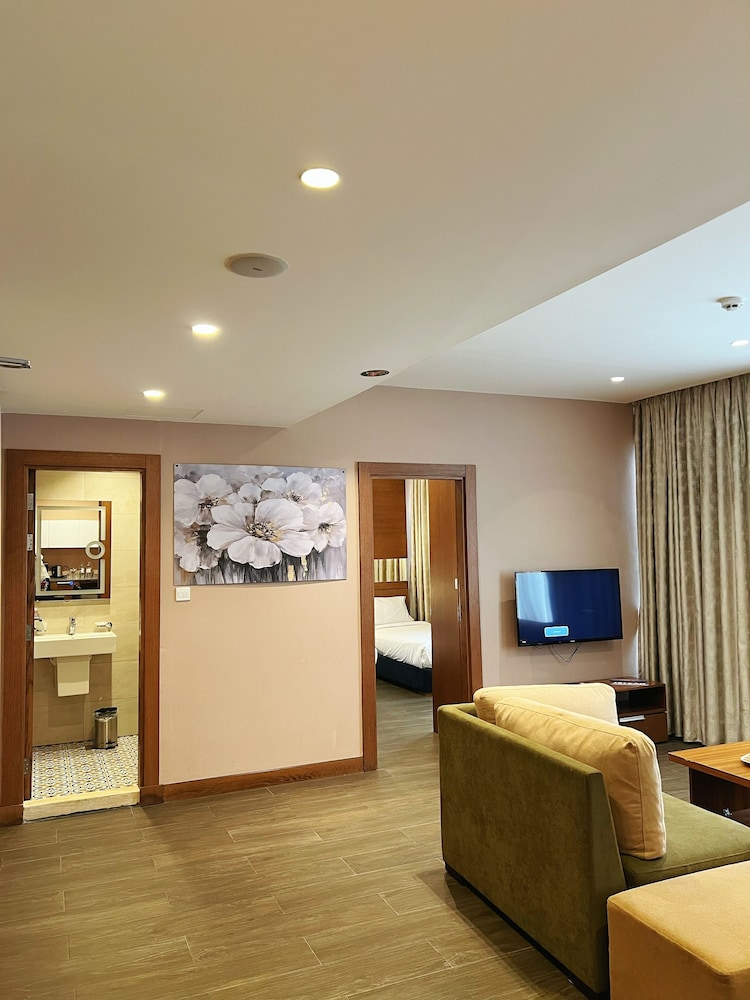7th Star Hotel Suites 19/28