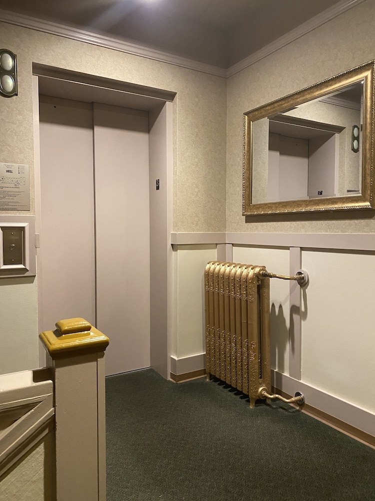 Kingston Hotel 62/63
