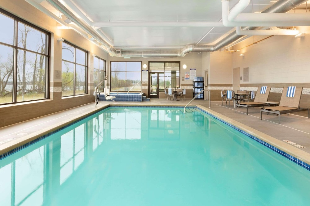 Country Inn and Suites By Radisson Bemidji MN 21/42