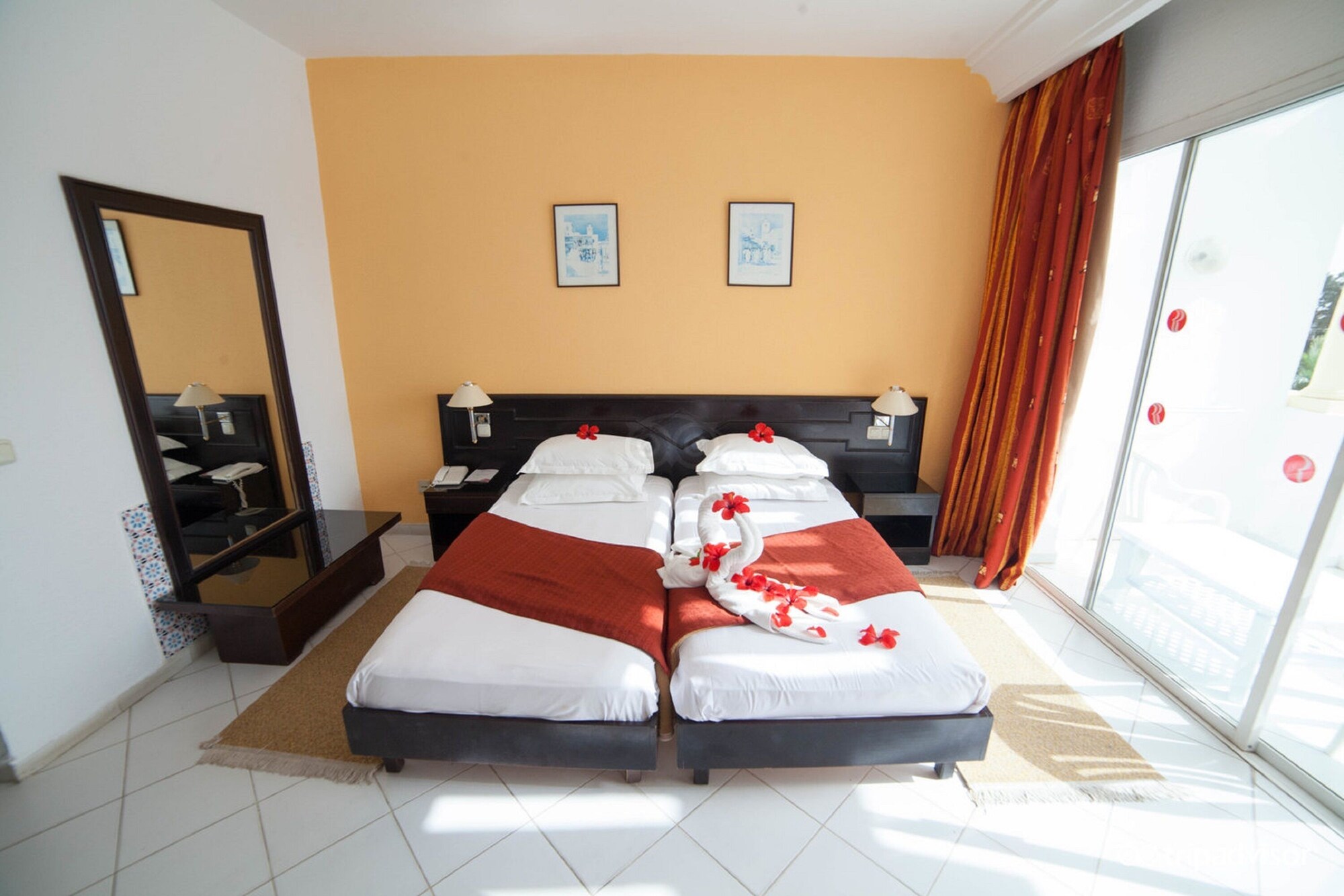 ROOM, QUADRUPLE