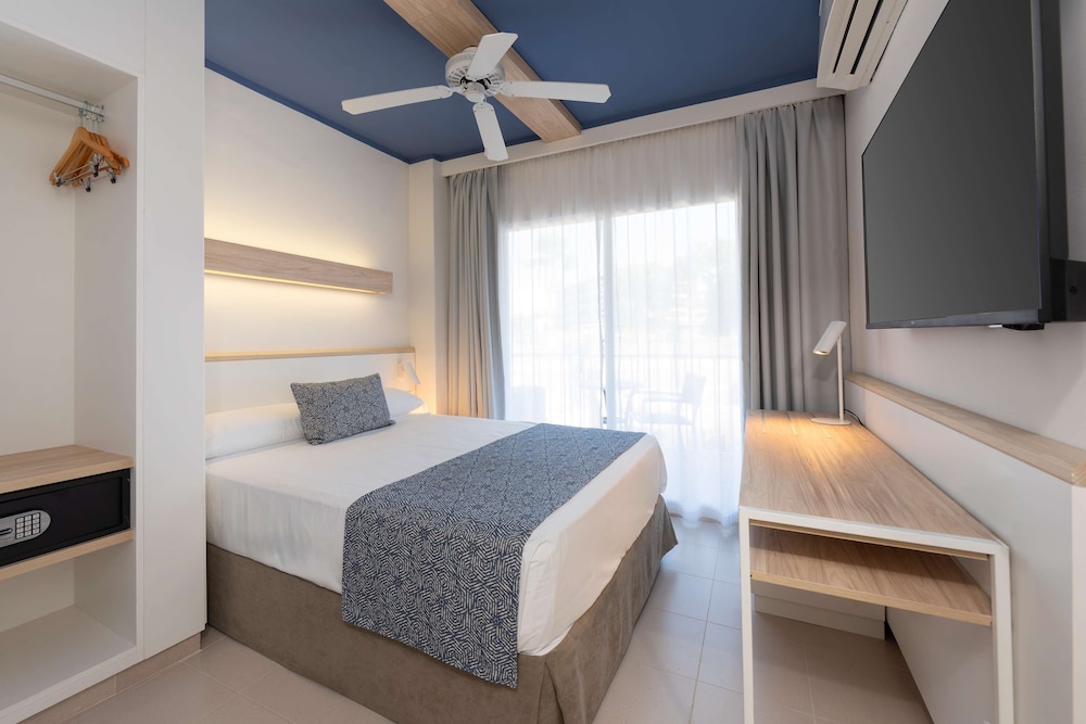 ROOM, SINGLE