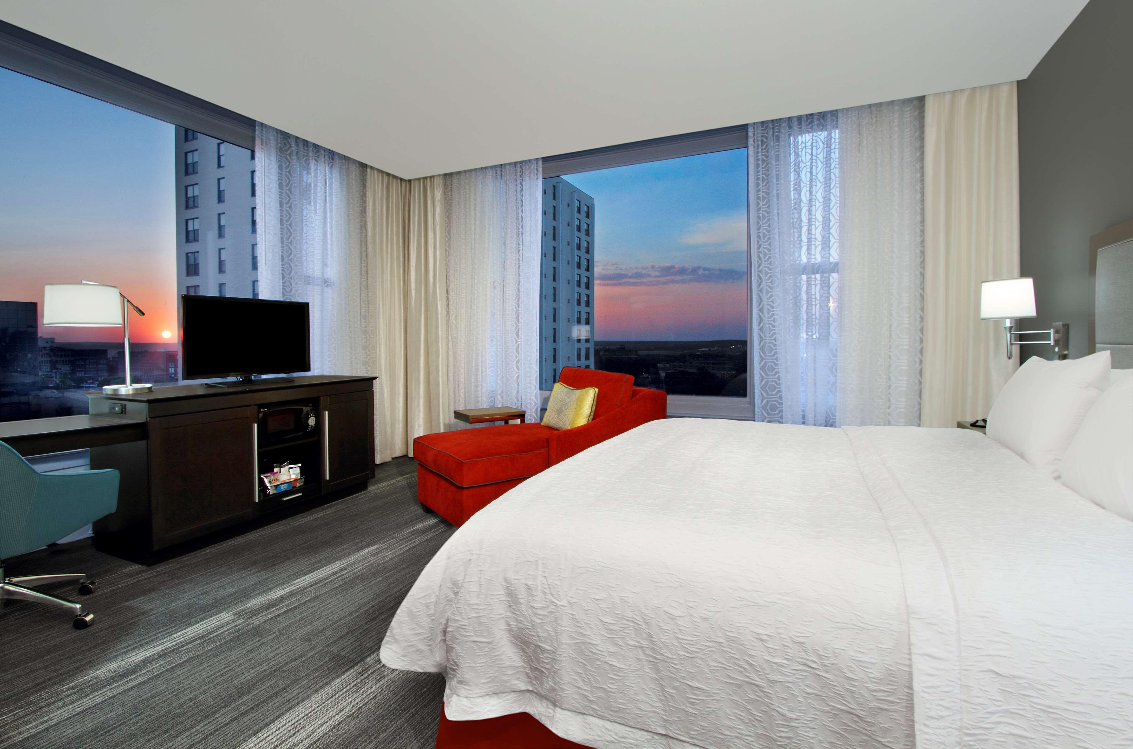 ROOM, KING BED, CITY VIEW, CORNER