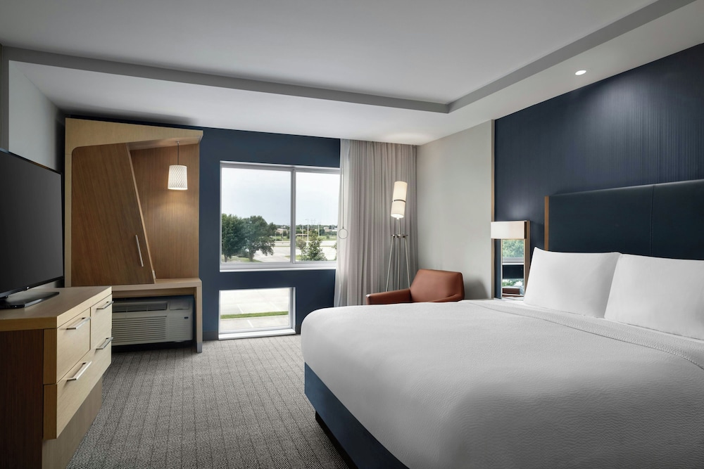 Suite, King Bed, Sofa, Living Area, Accessible