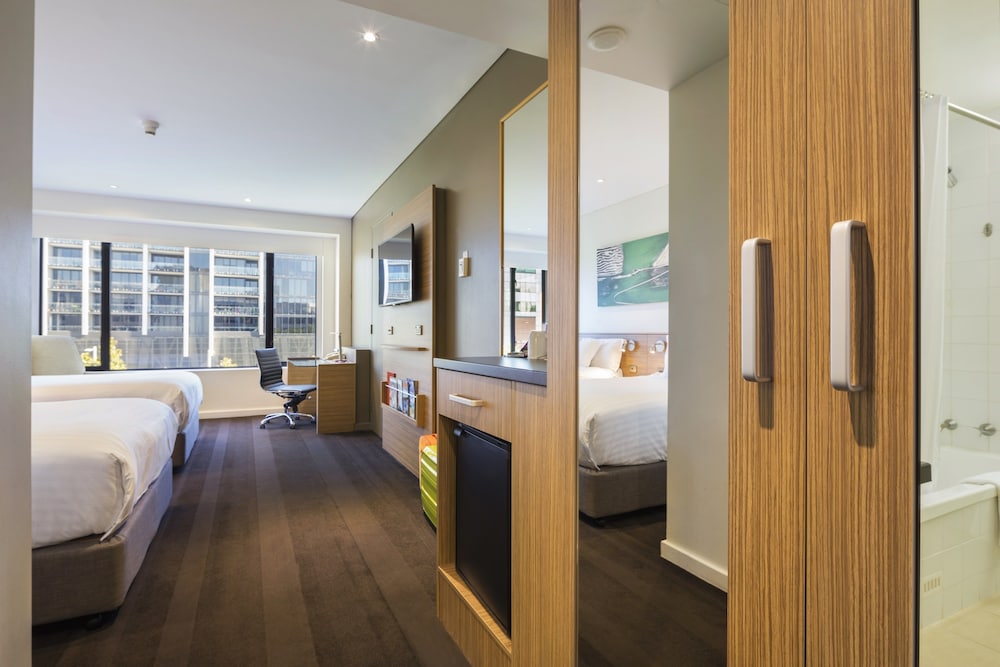 Crowne Plaza Canberra 46/81
