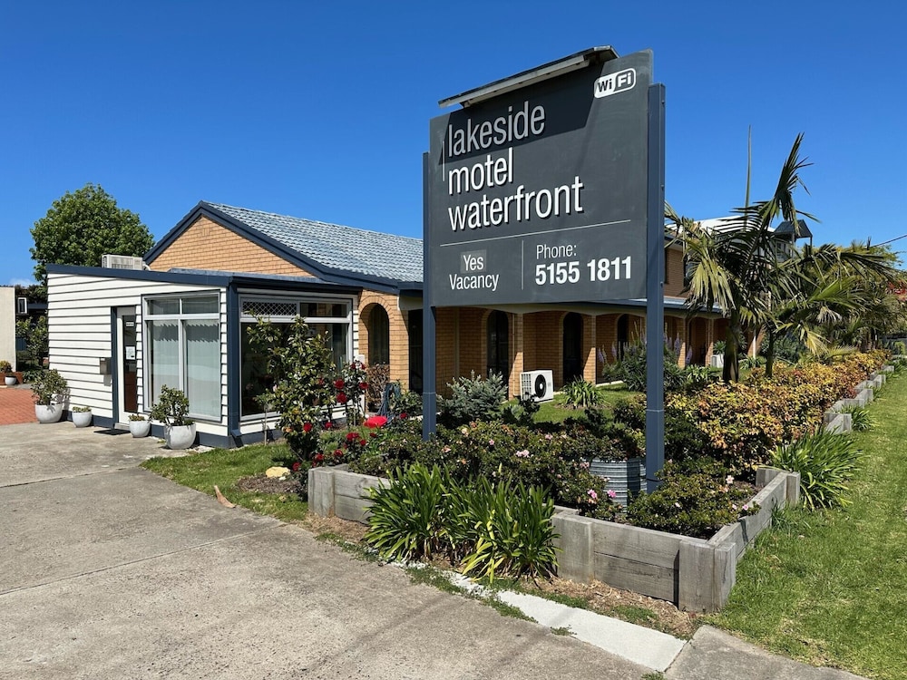 Lakeside Motel Waterfront 2/80