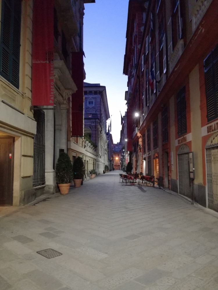 Cairoli Hotel 70/79
