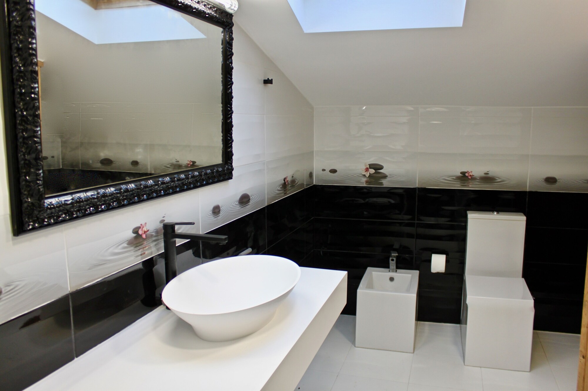 Lifestyle, Relaxation, King Bed, Galeria Valeria Seaside Downtown - MAG Quaint & Elegant Boutique Hotels 9/10
