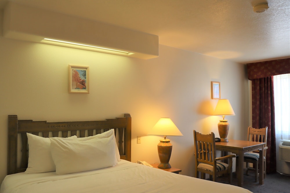 Studio, Queen Bed, Pet Friendly, Accessible, Sagebrush Inn Suites 5/5