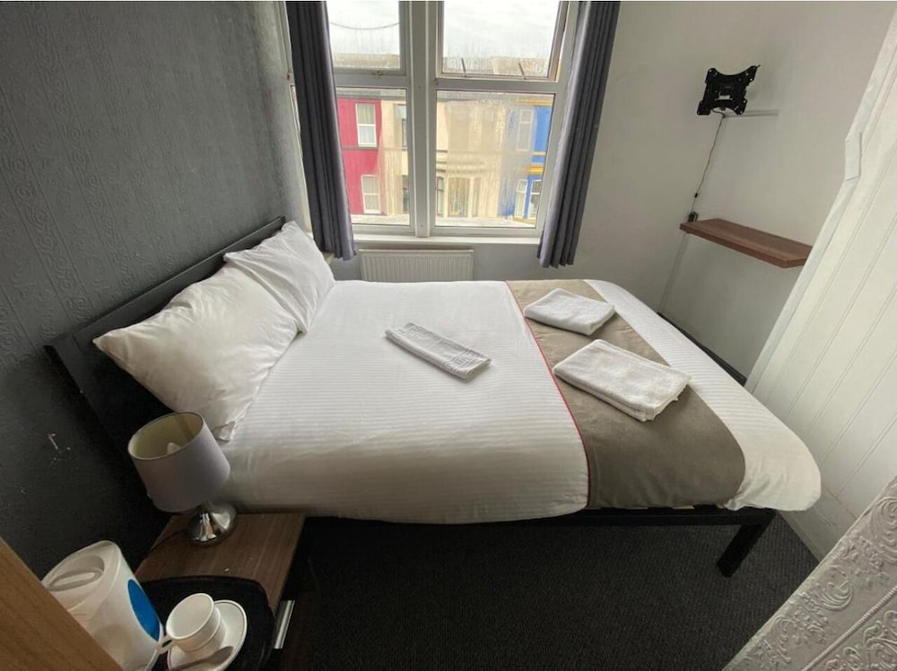 ROOM, DOUBLE BED, SHARED BATHROOM