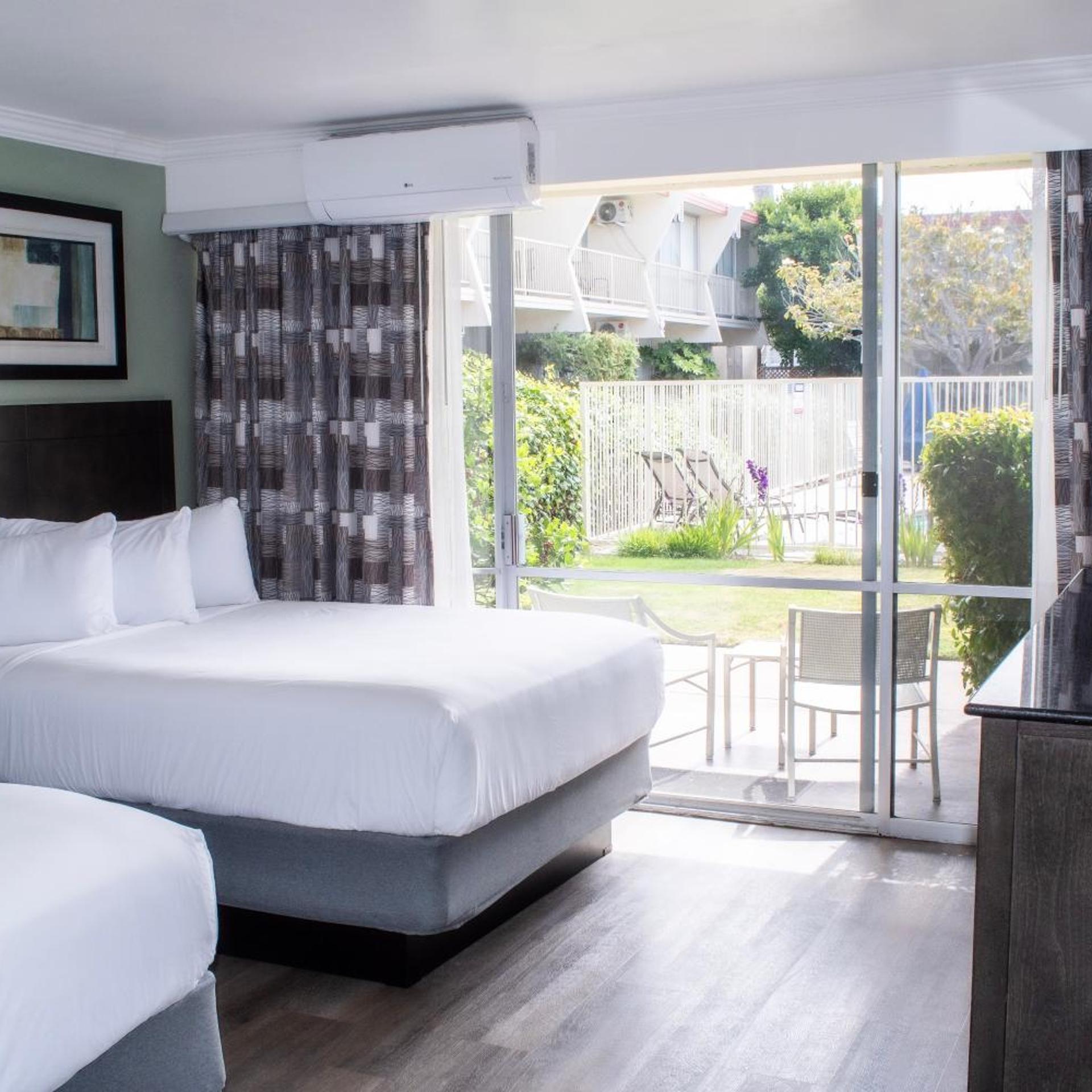 غرفة بسرير كينج وسريرين كوين، Travelodge By Wyndham Monterey Bay 5/10