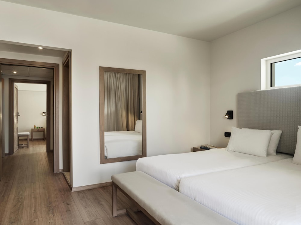 2 BEDROOMS, CONNECTING, DELUXE
