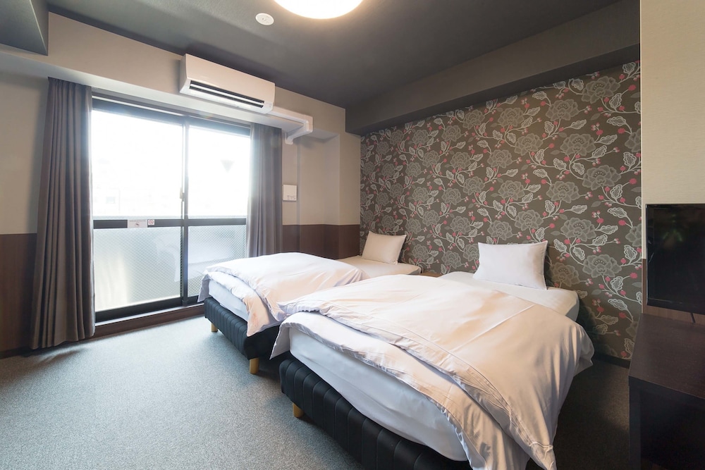 STUDIO, TWIN BEDS