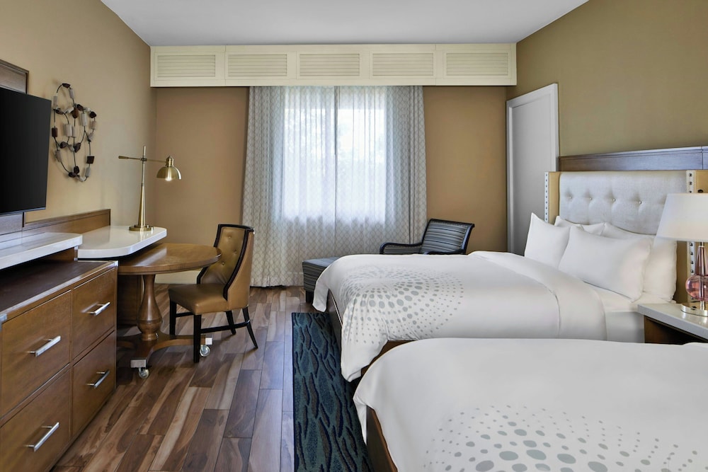 Pure, 2 Queen Beds