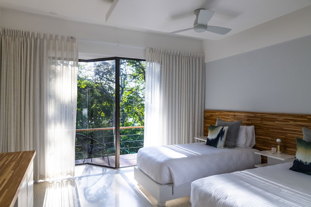 Friends and Deluxe, King Bed, Balcony