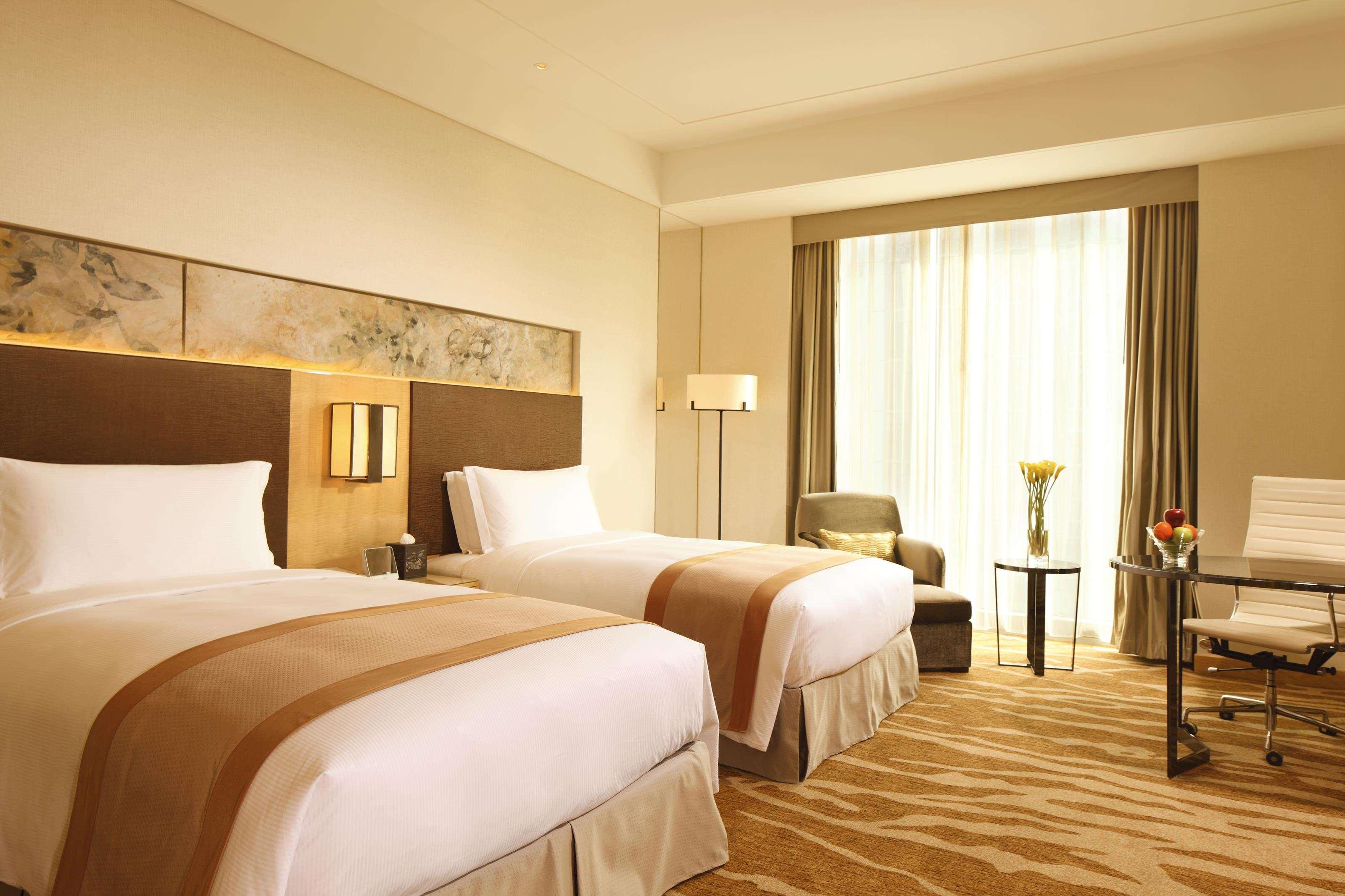 DELUXE, TWIN BEDS, CITY VIEW