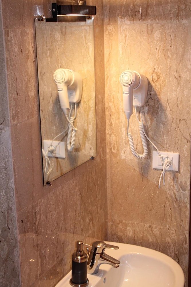 Roma Art Rooms 23/25