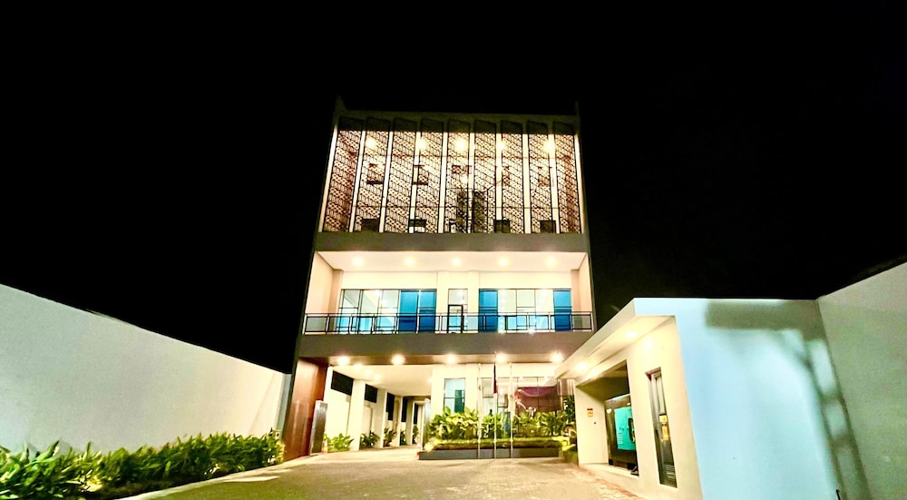 Front One Hotel Gombong 3/48