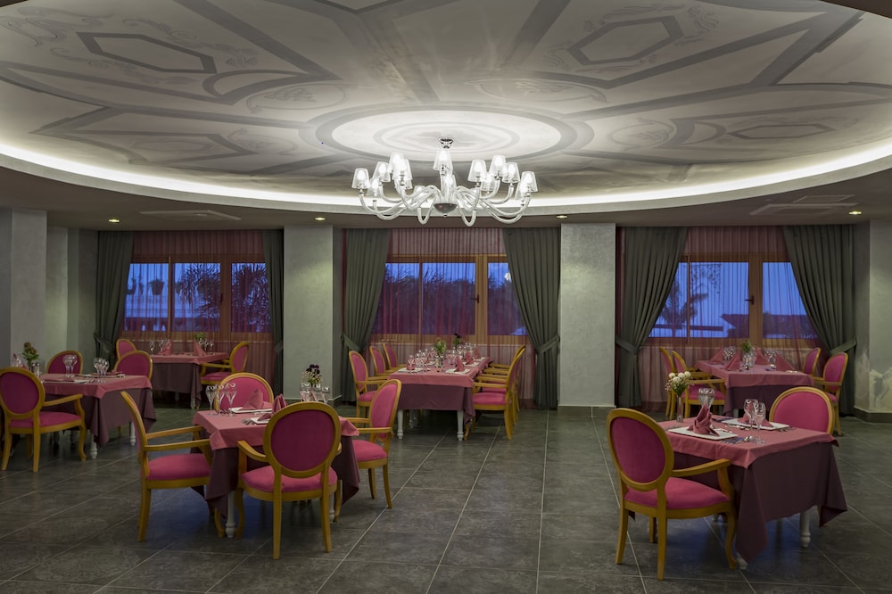 Royal Taj Mahal Hotel 39/50