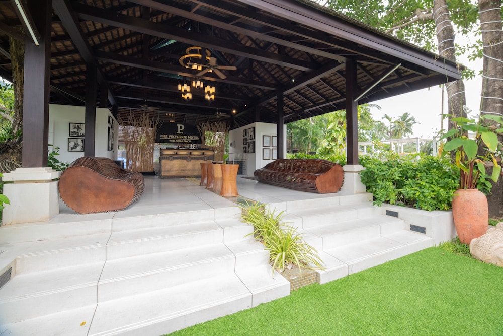 Zara Resort (ex The Privilege Hotel Ezra Royal Beach) 11/80