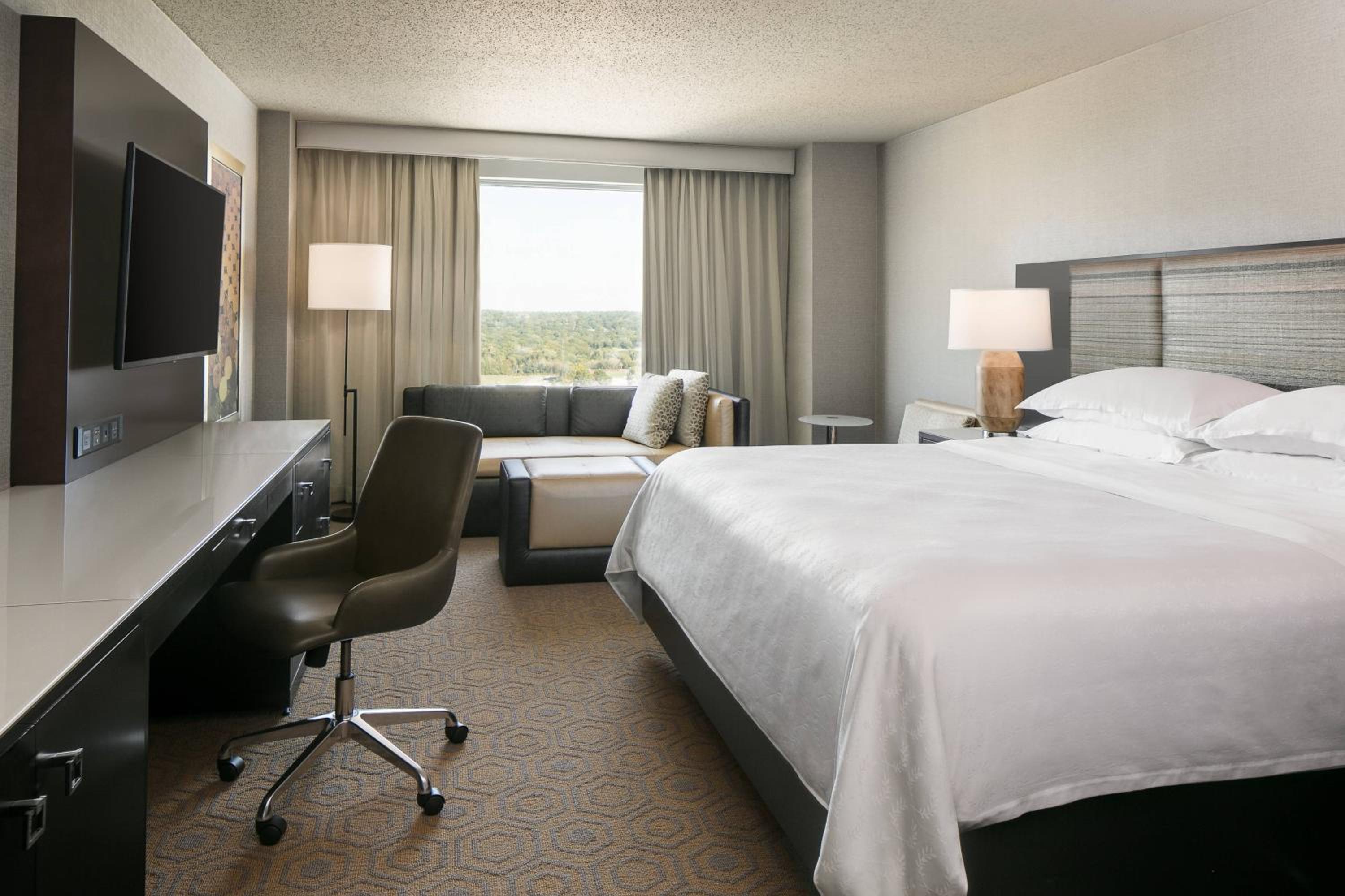 Guest Room, King Bed, Club Floor, High Floor، SHERATON OVERLAND PARK HOTEL AT THE CONVENTION CENTER 2/7