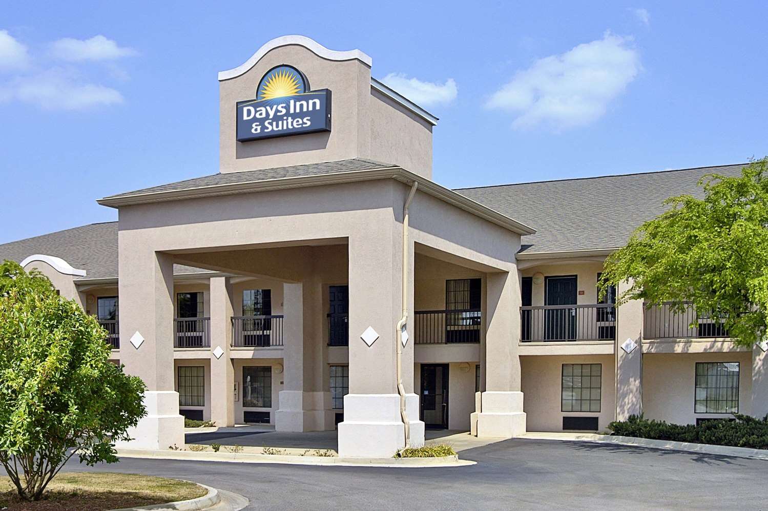 Days Inn & Suites By Wyndham Fort Valley 1/4