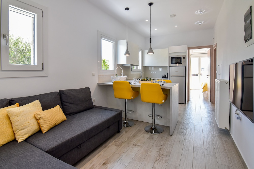 White Rock Milos Suites 33/55