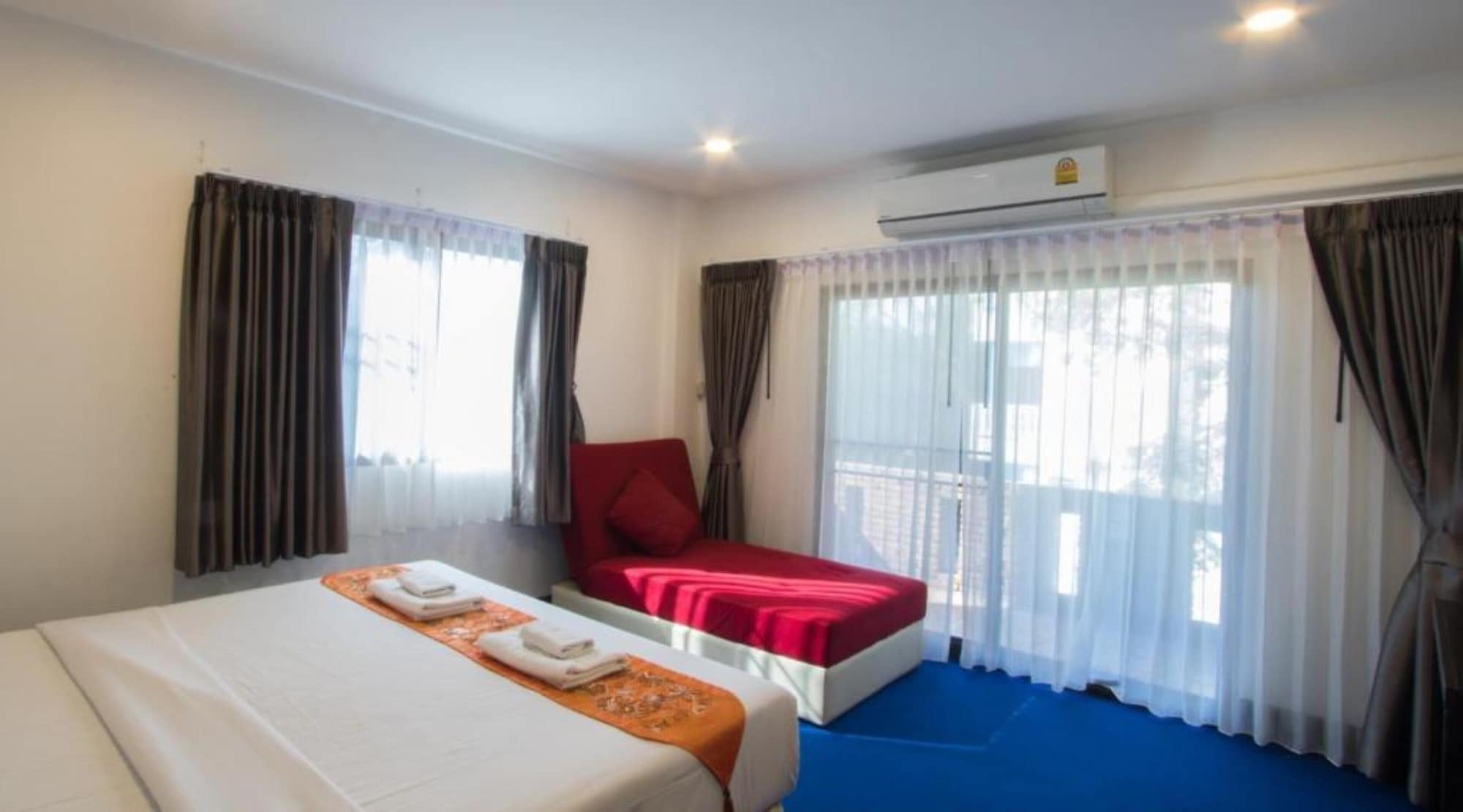 Superior, King Bed, Sofa