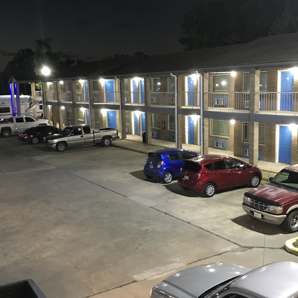 Relax Inn Channelview 33/39