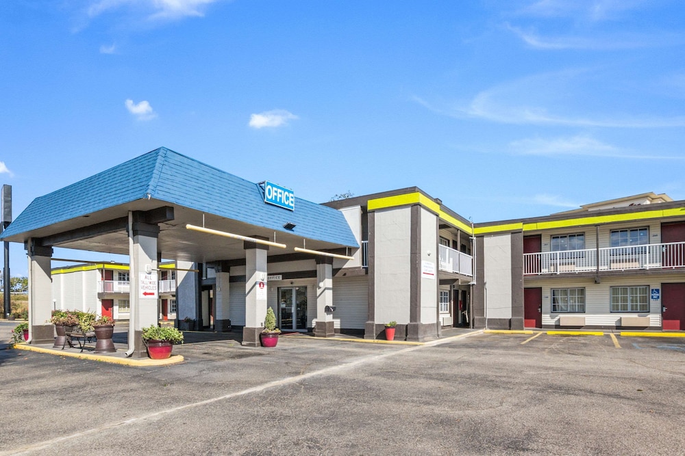 Econo Lodge Inn and Suites Terre Haute IN image
