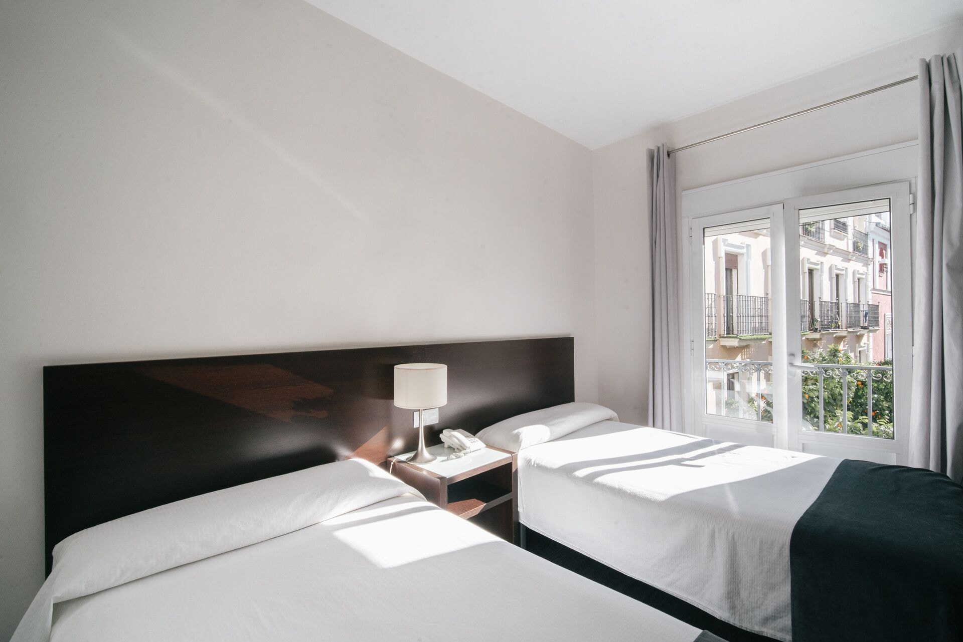 ROOM, TWIN BEDS