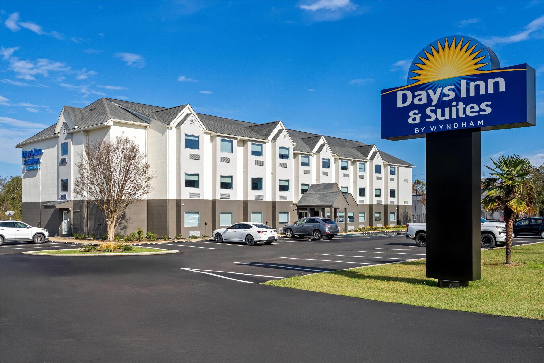 Days Inn & Suites by Wyndham Brandon Amphitheater 23/27