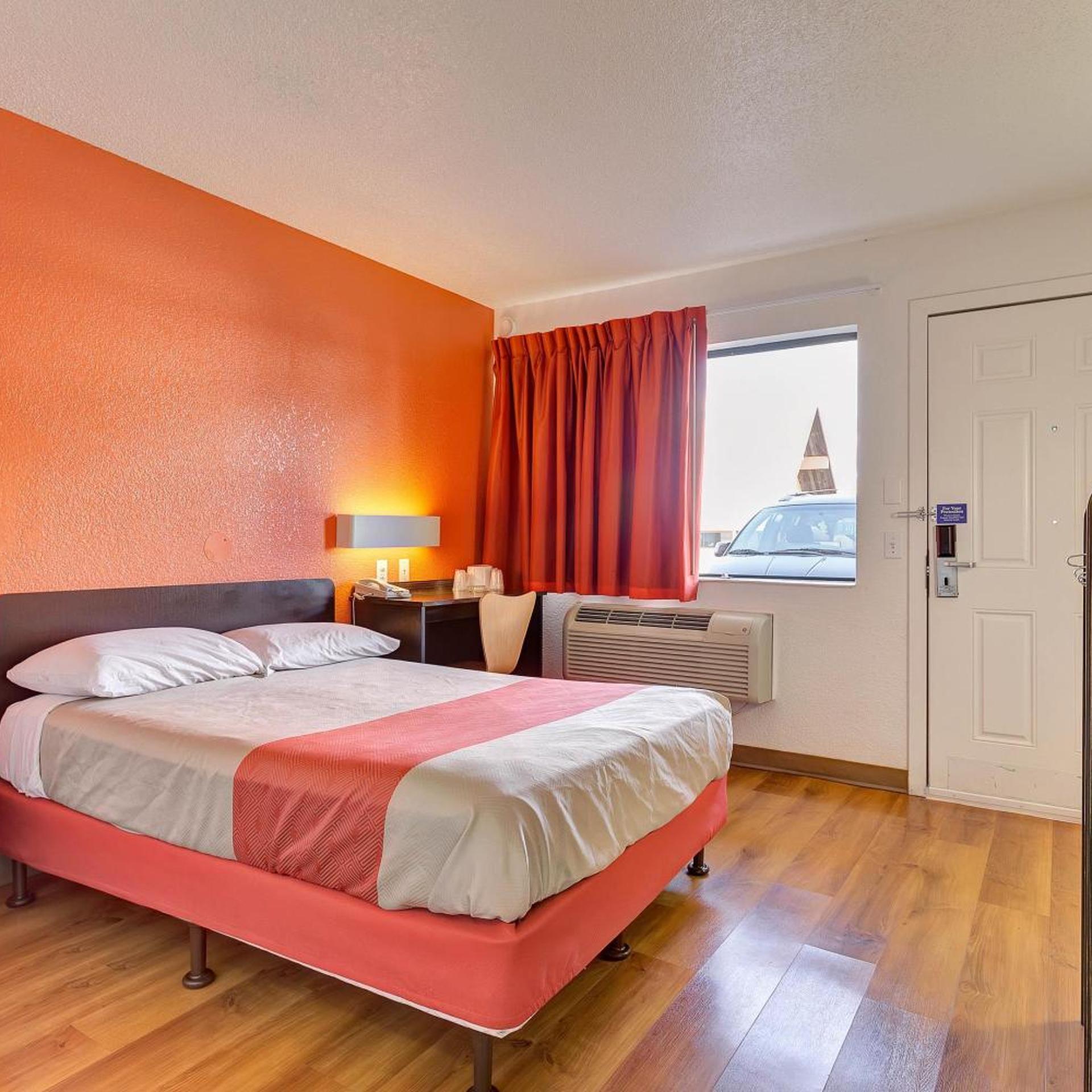 1 Queen Bed - Non-Smoking, Micfridge