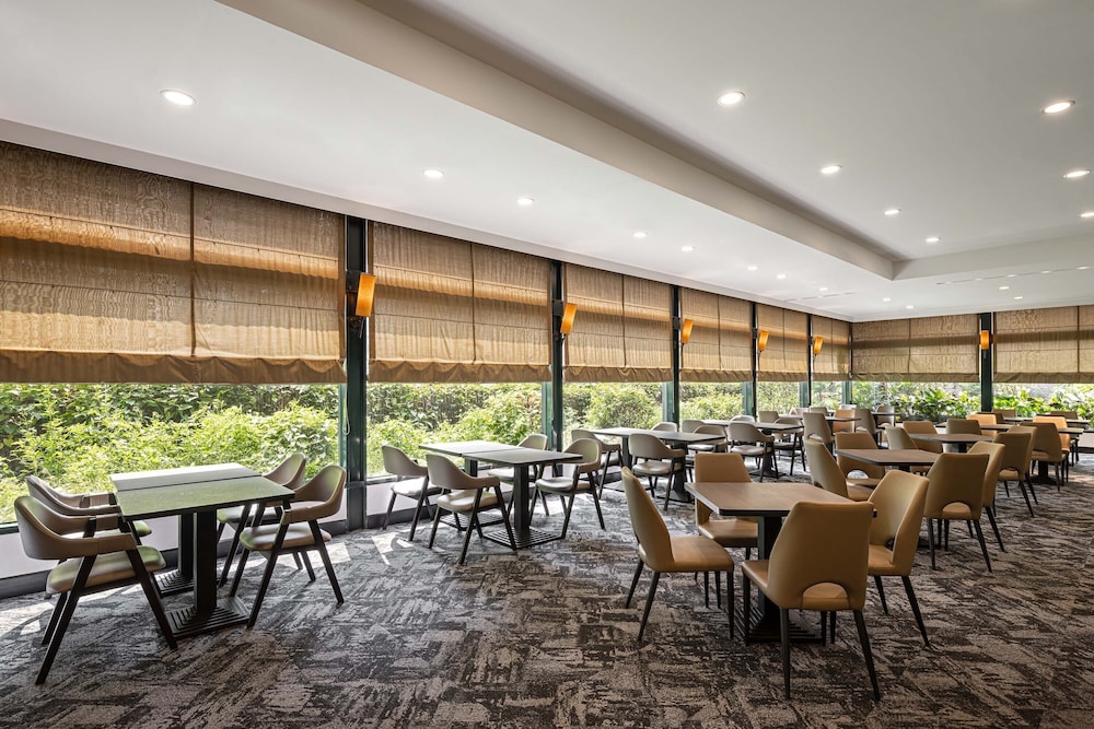 Lakeshore Hotel Metropolis I 49/52