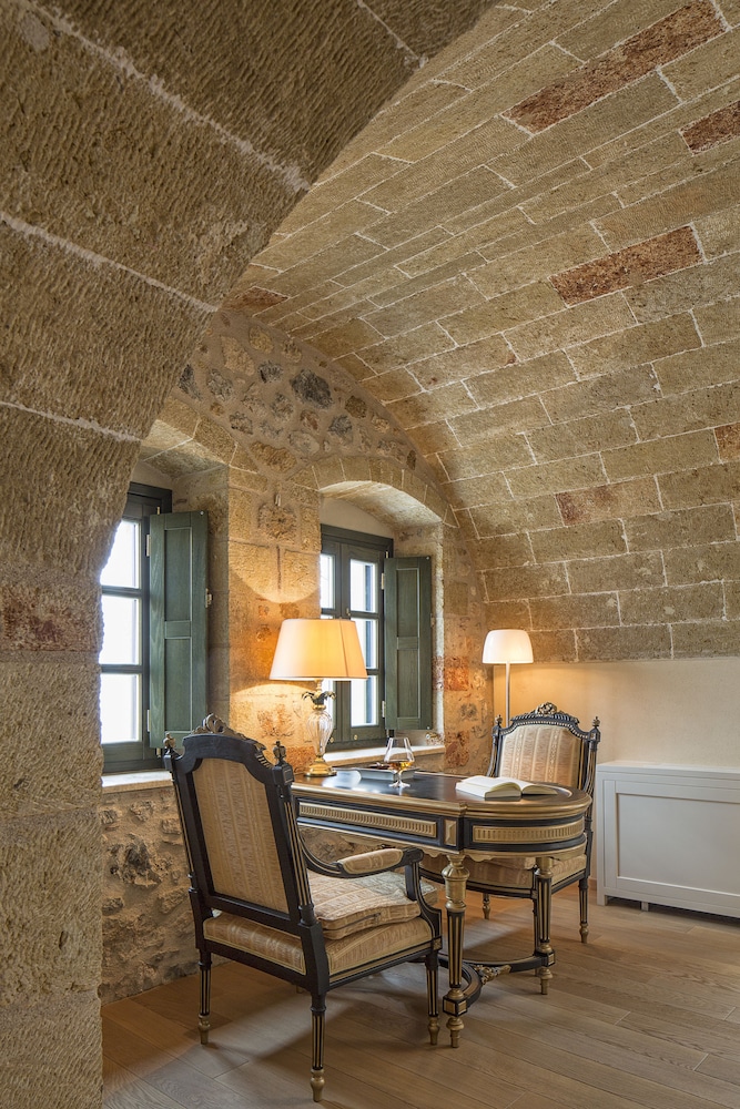 Moni Emvasis Luxury Suites 45/70
