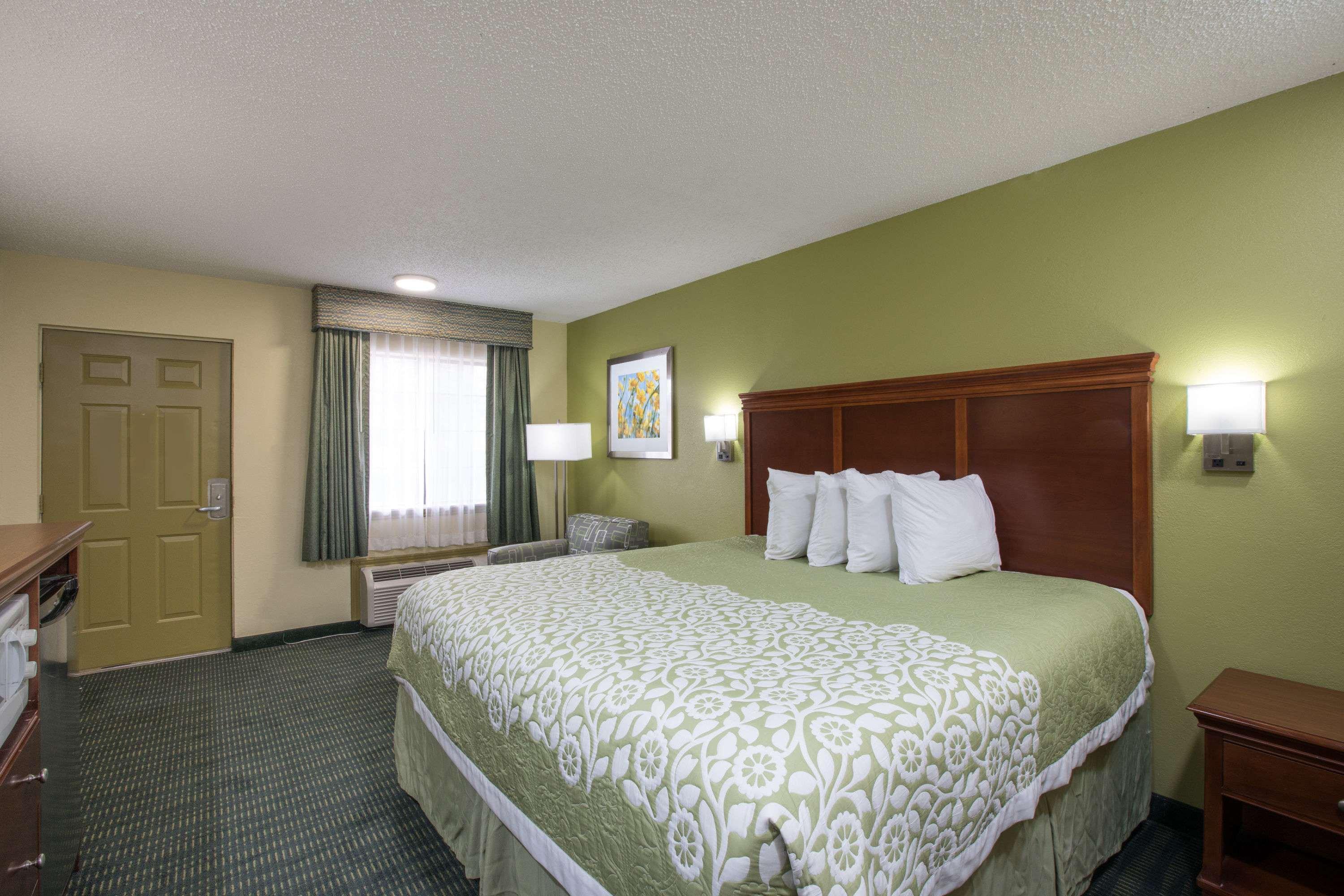 Days Inn & Suites by Wyndham Big Spring 13/28
