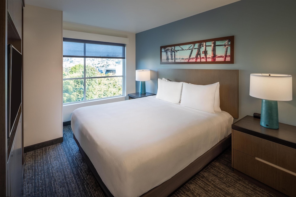 ROOM, KING BED, SEATTLE VIEW, SOFA