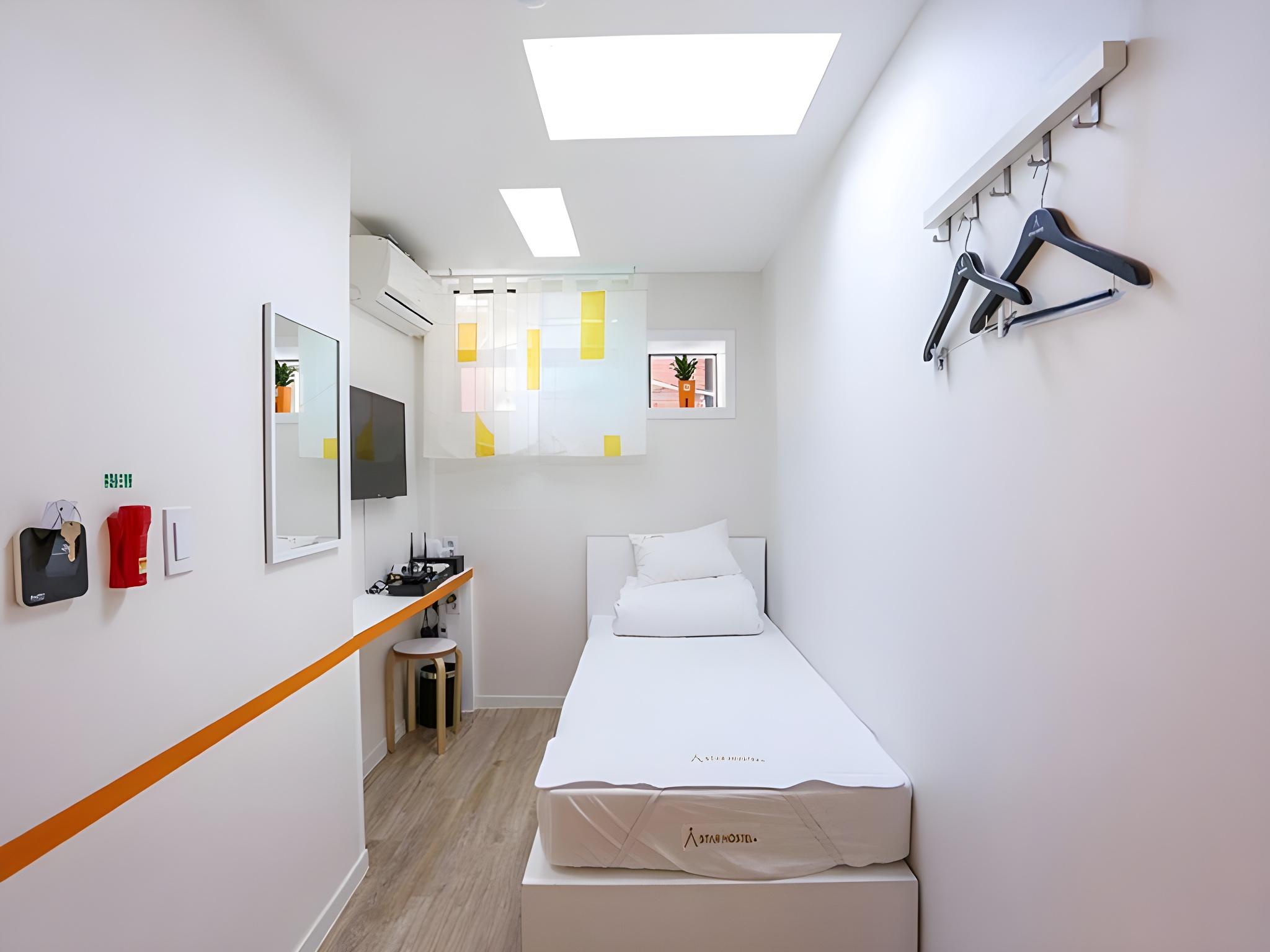 ROOM, SINGLE