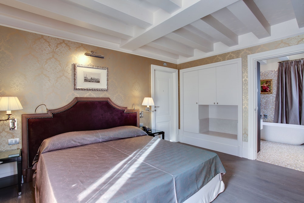 SUPERIOR, DOUBLE OR TWIN BED
