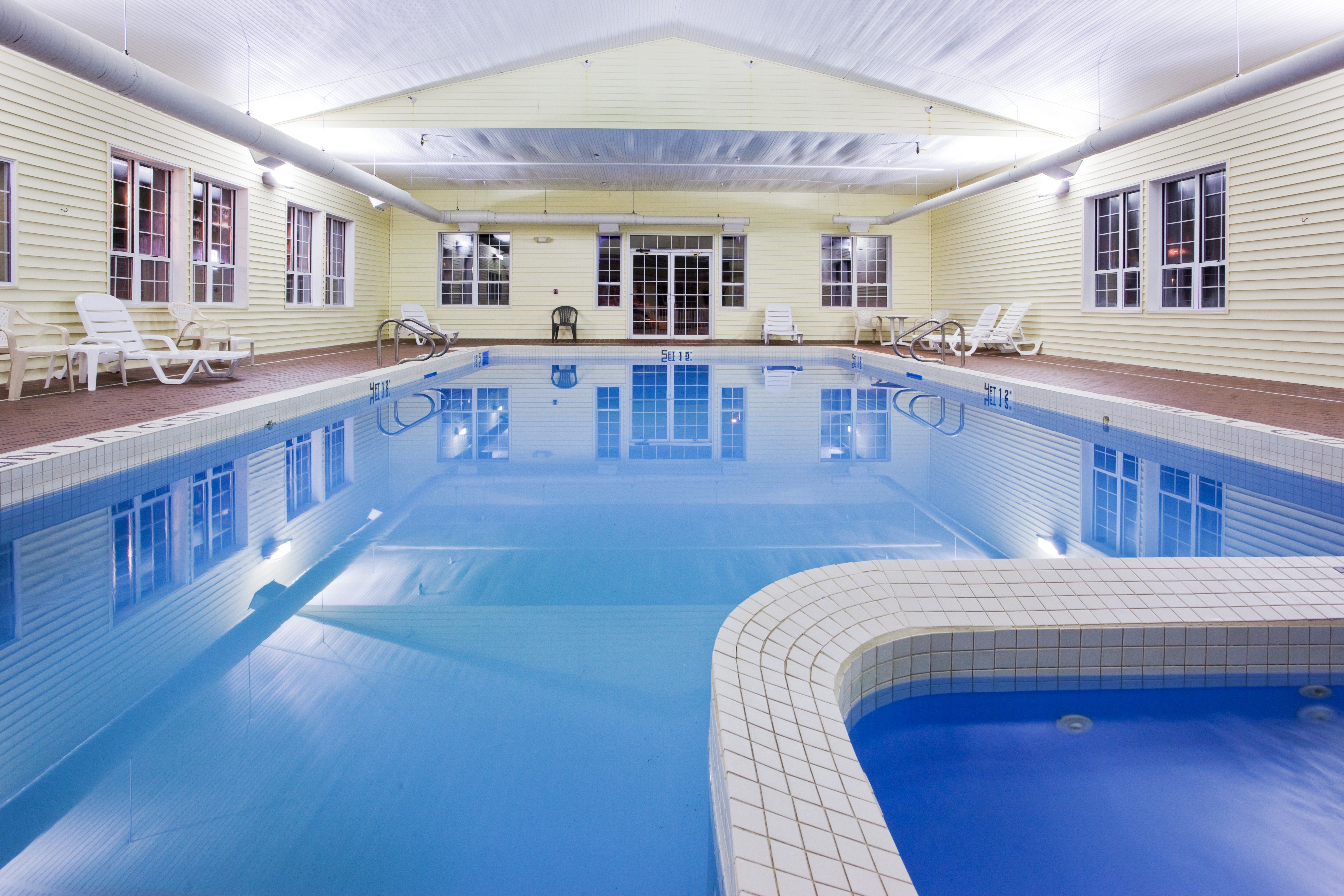 Holiday Inn Express St. Ignace-Lake Front 22/37