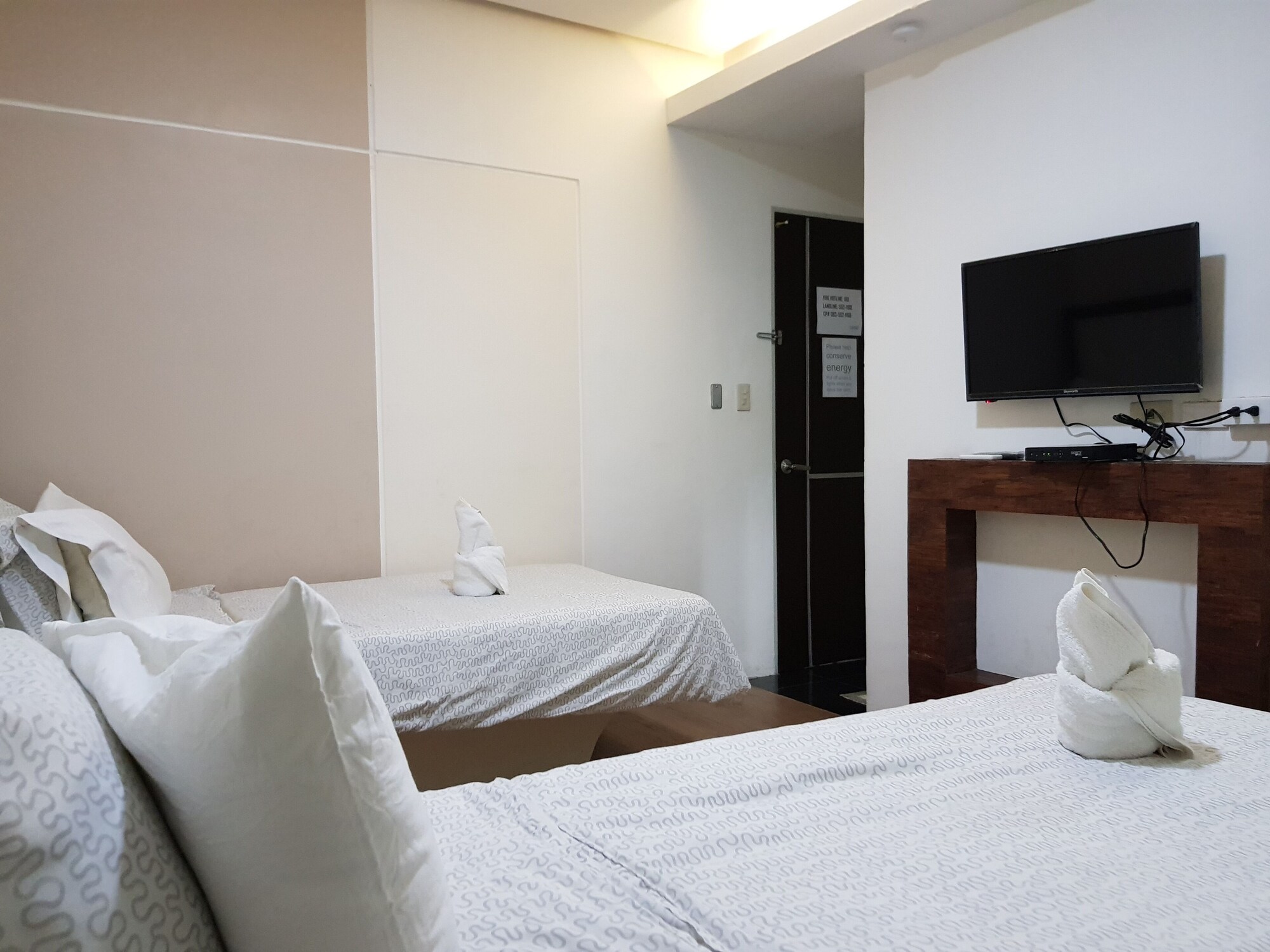 ROOM, TWIN BEDS
