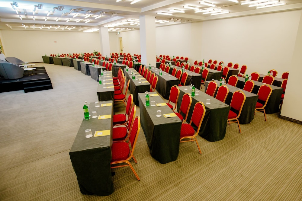 Crowne Plaza Belgrade 70/85