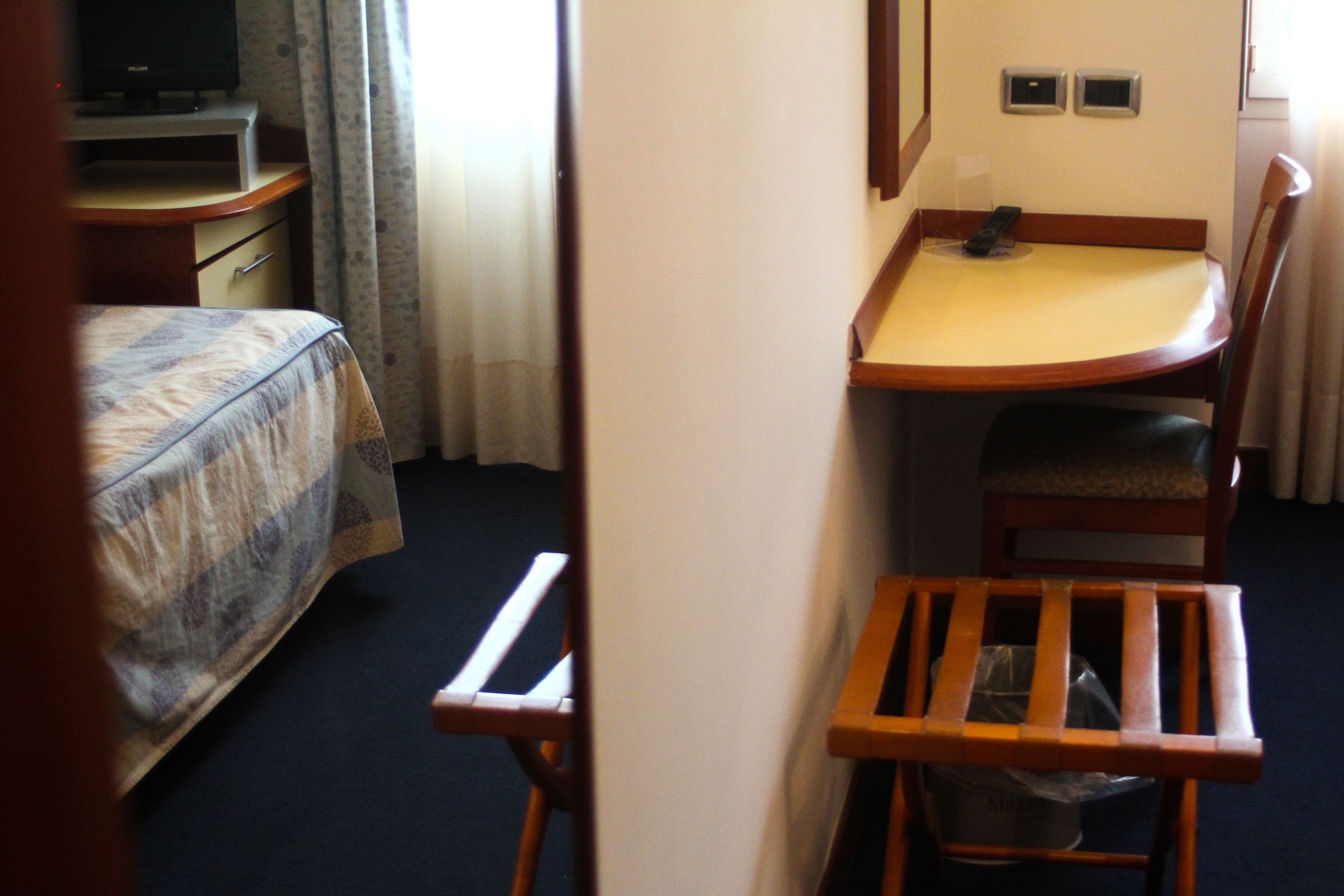 ROOM, SINGLE