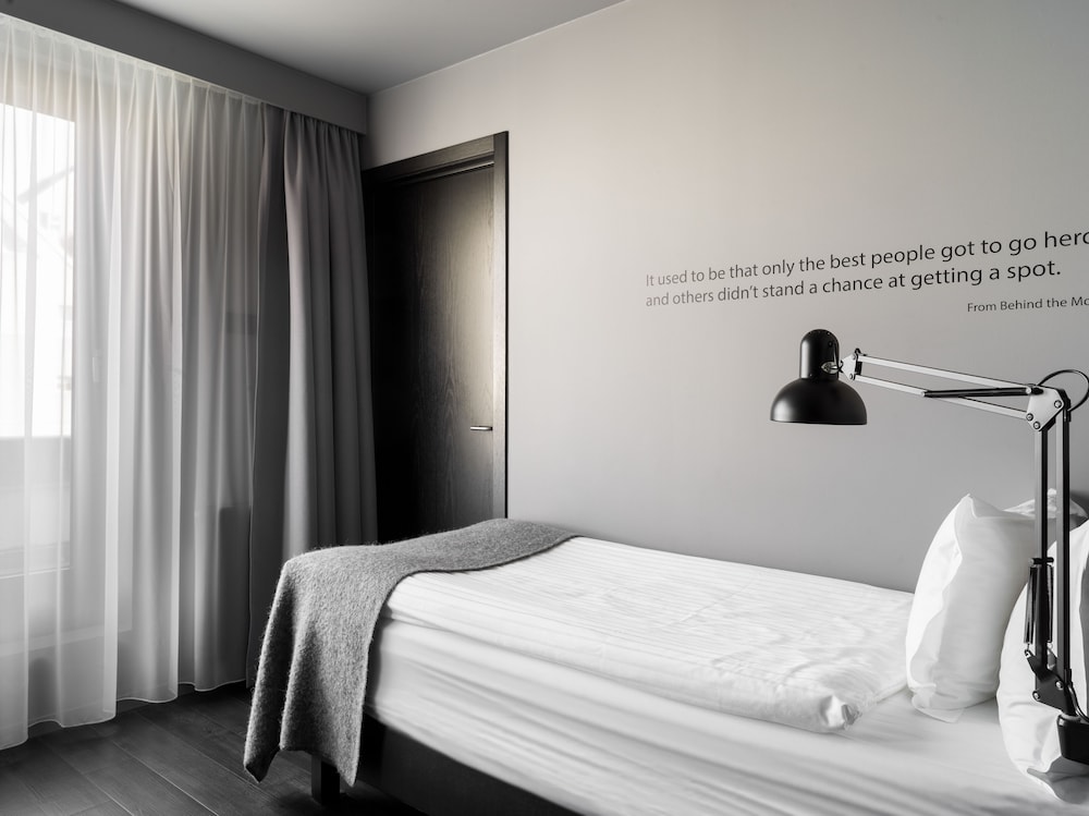 ROOM, SINGLE